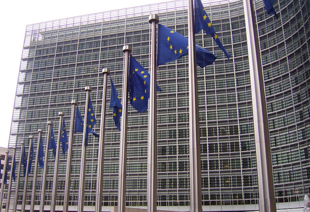 800px-Banderas_europeas_en_la_Comisión_Europea